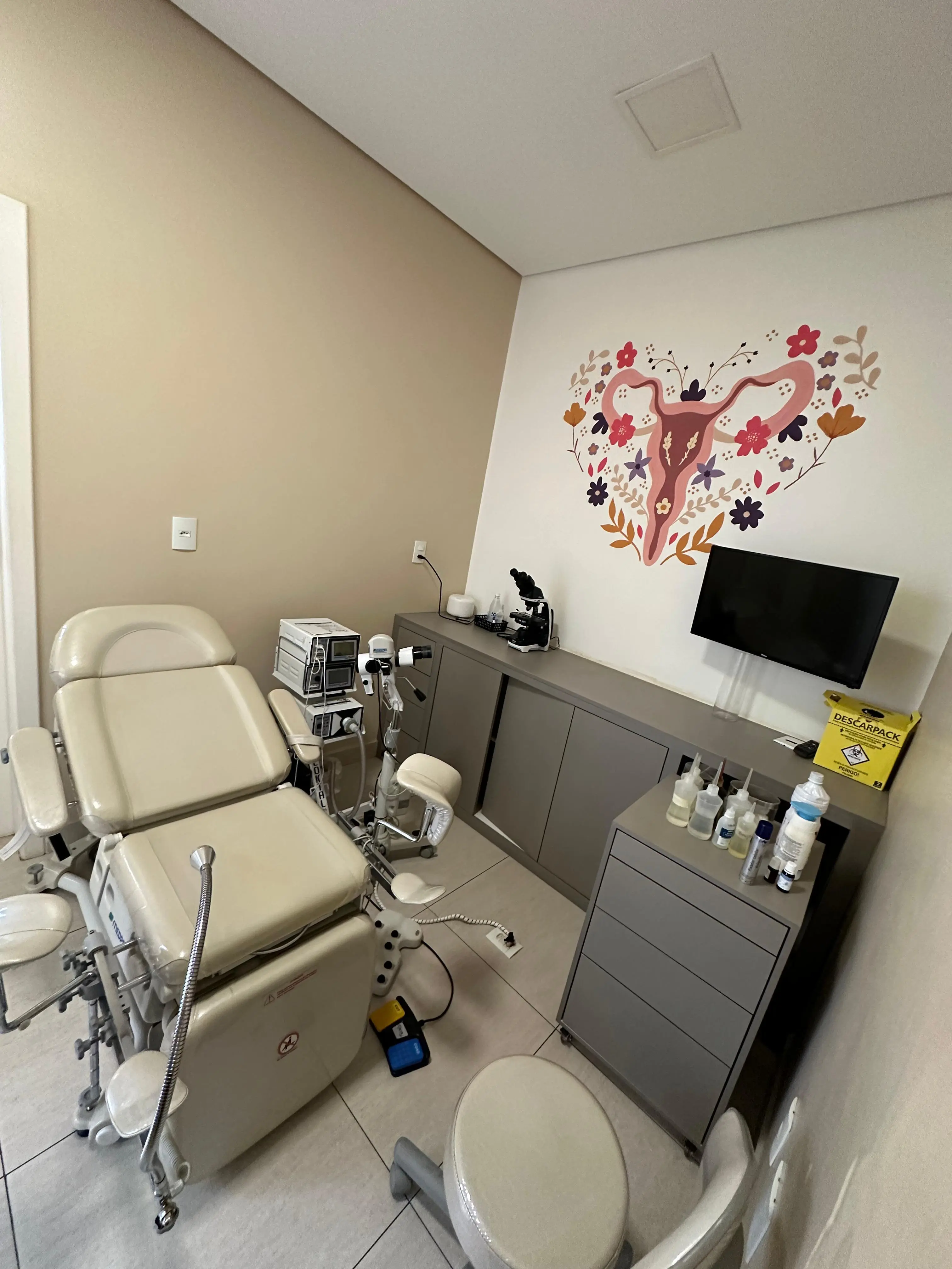 Consultório e equipamentos para análise de microscopia vaginal